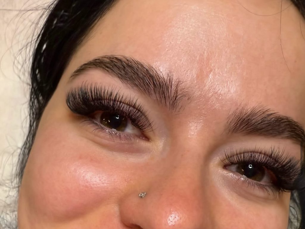 Full set of eyelash extensions